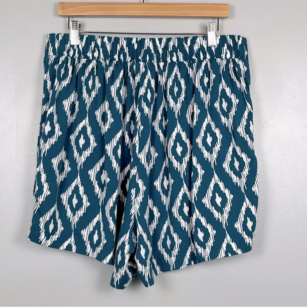 Torrid teal & white ikat print pull on viscose Lyocell shorts, size 0 = large.